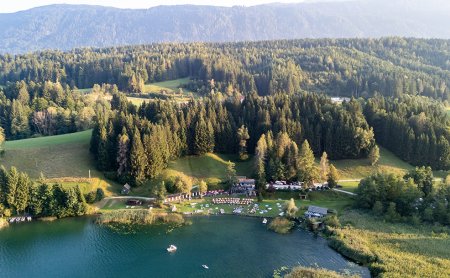 Luftaufnahme vom See mit Badebereich und Wald