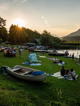 Sommerfest am See mit Picknickdecken und Booten