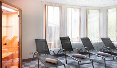 Ruheraum mit Liegen und Handtüchern am Fenster