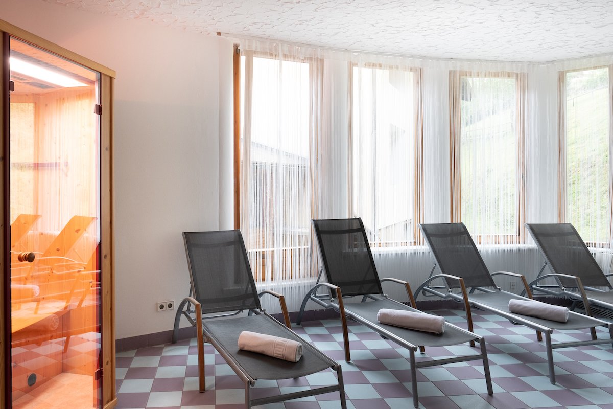 Ruheraum mit Liegen und Handtüchern am Fenster