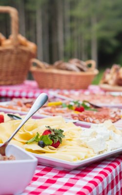 Almfrühstück mit Käse, Aufstrichen und Brotkörben