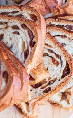Rosinenstriezel auf Holzbrett mit kariertem Tischtuch