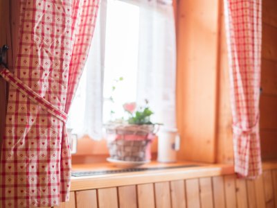 Fensterbank mit rosa Vorhängen und Blumentopf