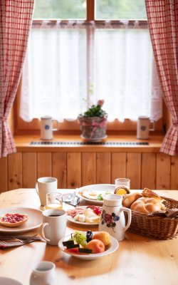 Reich gedeckter Frühstückstisch mit Obst und Gebäck