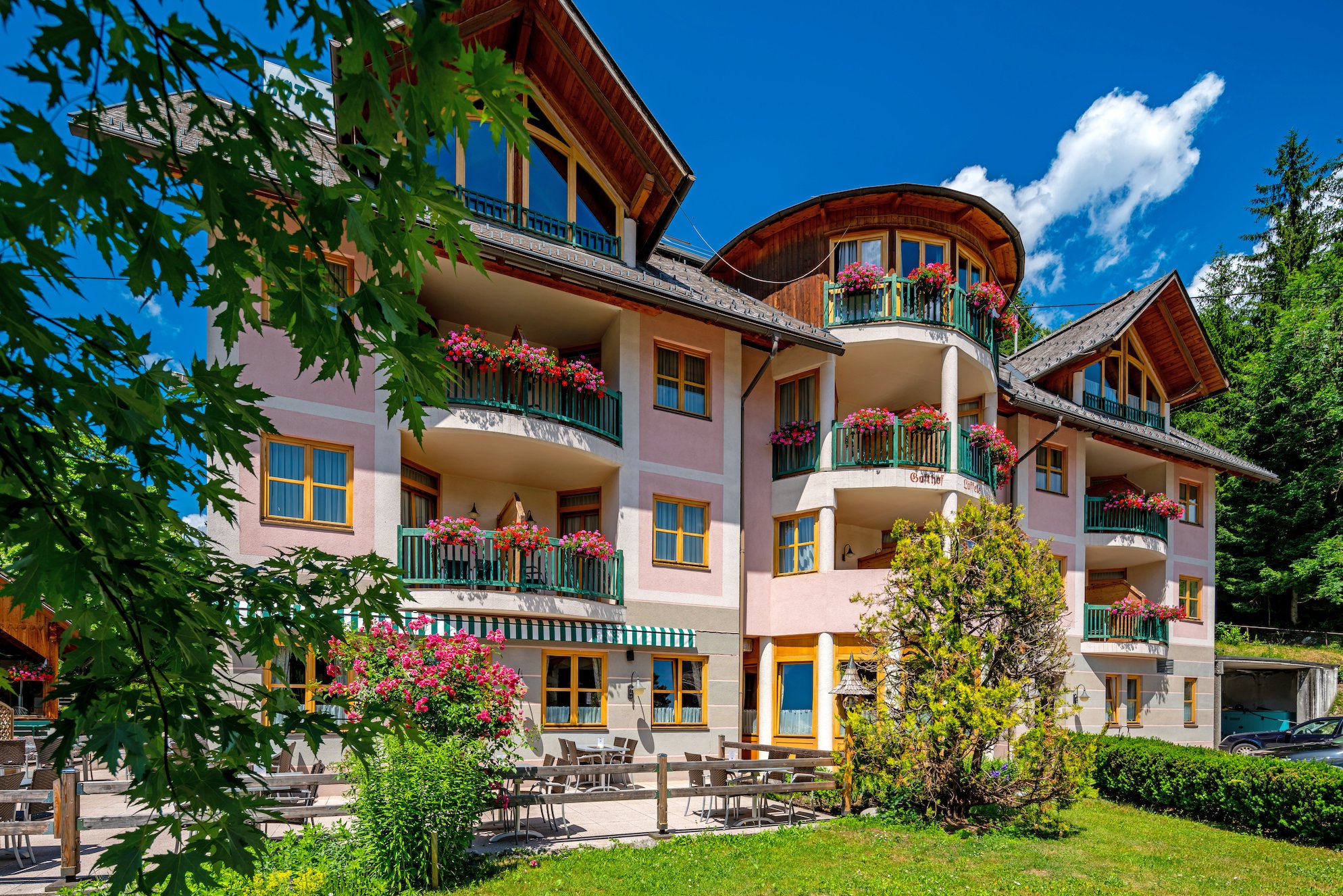 Hotel Löffele mit blühenden Balkonen im Sommer