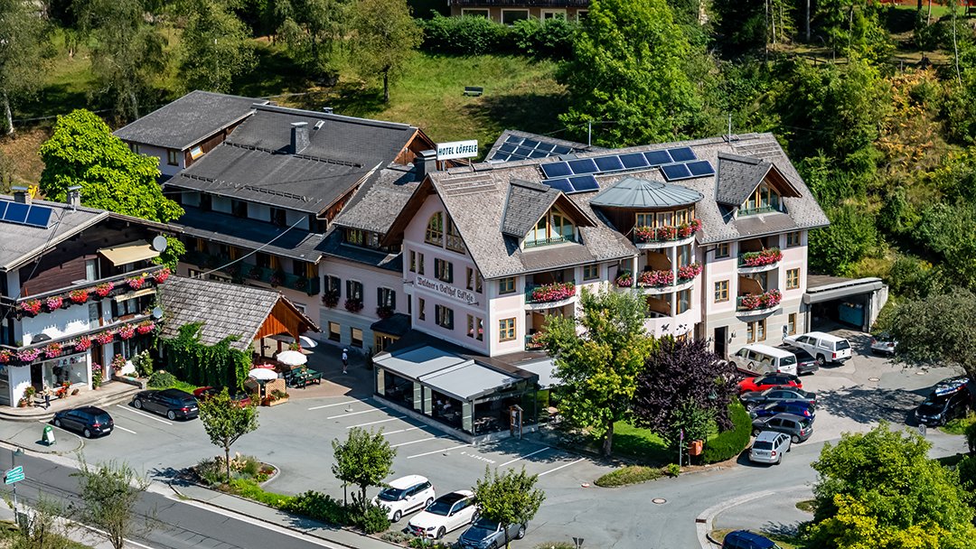 Luftaufnahme vom Hotel Löffele mit Parkplatz