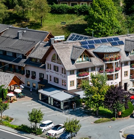 Luftaufnahme vom Hotel Löffele mit Parkplatz