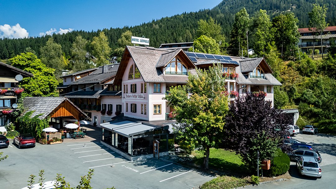 Hotel Löffele umgeben von Wald und Bergen