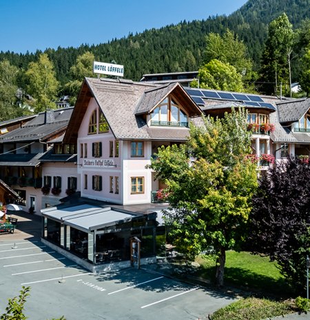 Hotel Löffele umgeben von Wald und Bergen