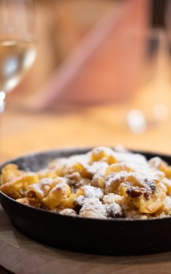 Kaiserschmarrn in Pfanne mit Staubzucker und Weißwein