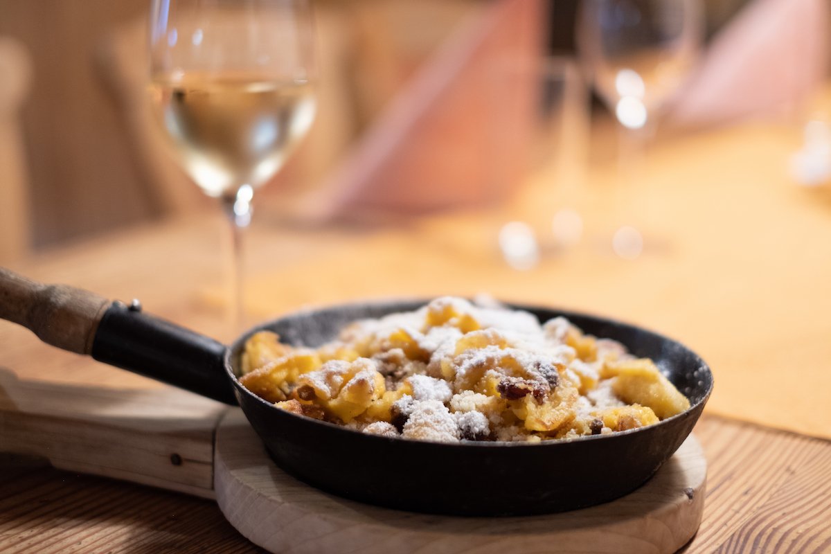 Kaiserschmarrn in Pfanne mit Staubzucker und Weißwein
