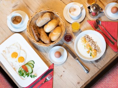 Frühstück mit Spiegelei, Gebäck und Joghurt