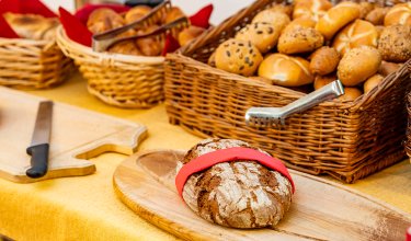 Frisches Brot und Brötchenauswahl in Körben am Buffet