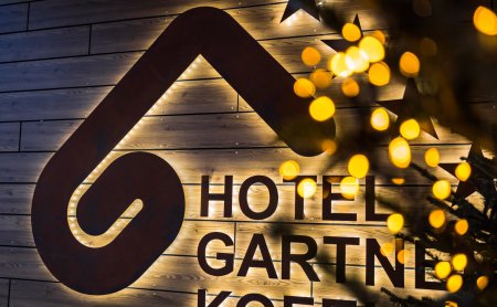 Hotel-Schriftzug Gartnerkofel mit Logo und Stimmungslichtern