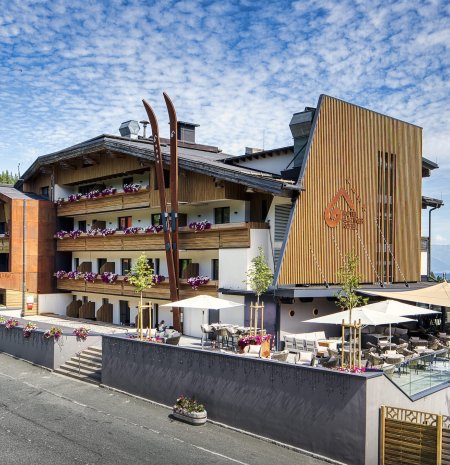 Moderne Hotelansicht mit Sonnenterrasse und Panoramablick vom Hotel Gartnerkofel