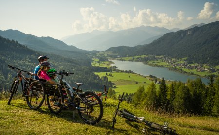 Mountainbiker Familie genießt Seeblick in der Abendsonne
