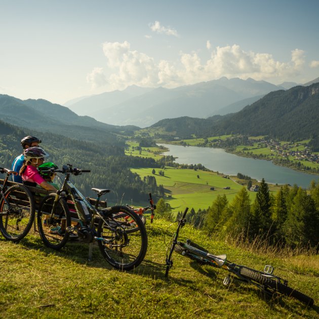 Mountainbiker Familie genießt Seeblick in der Abendsonne