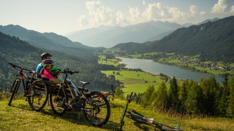 Mountainbiker Familie genießt Seeblick in der Abendsonne
