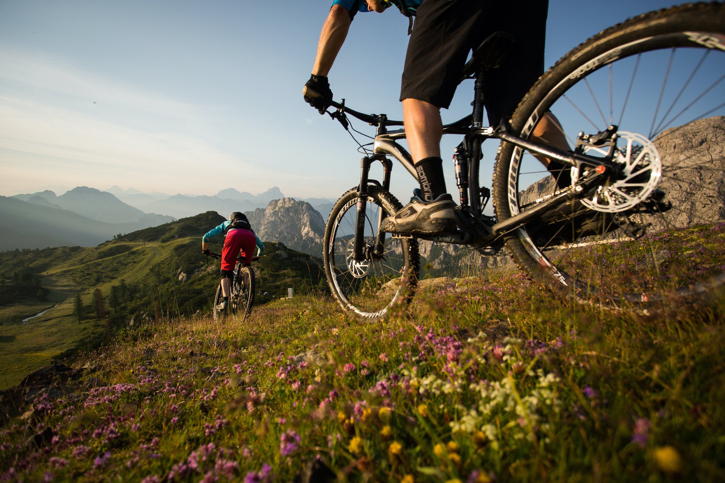 Mountainbiken über blühende Almwiesen