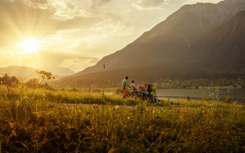Familie genießt Sonnenuntergang am See