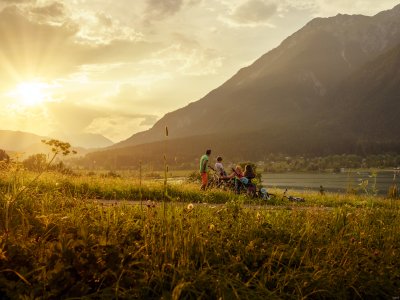 Familie genießt Sonnenuntergang am See