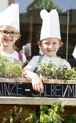 Kleine Köche präsentieren frische Kräuter
