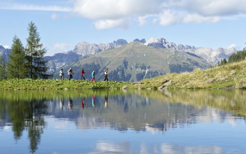 Wandergruppe am See mit Spiegelung