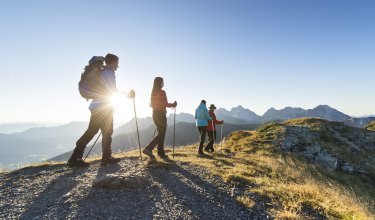Wanderung am Bergrücken mit Sonnenaufgang