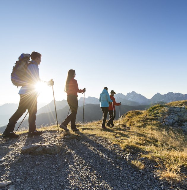 Wanderung am Bergrücken mit Sonnenaufgang