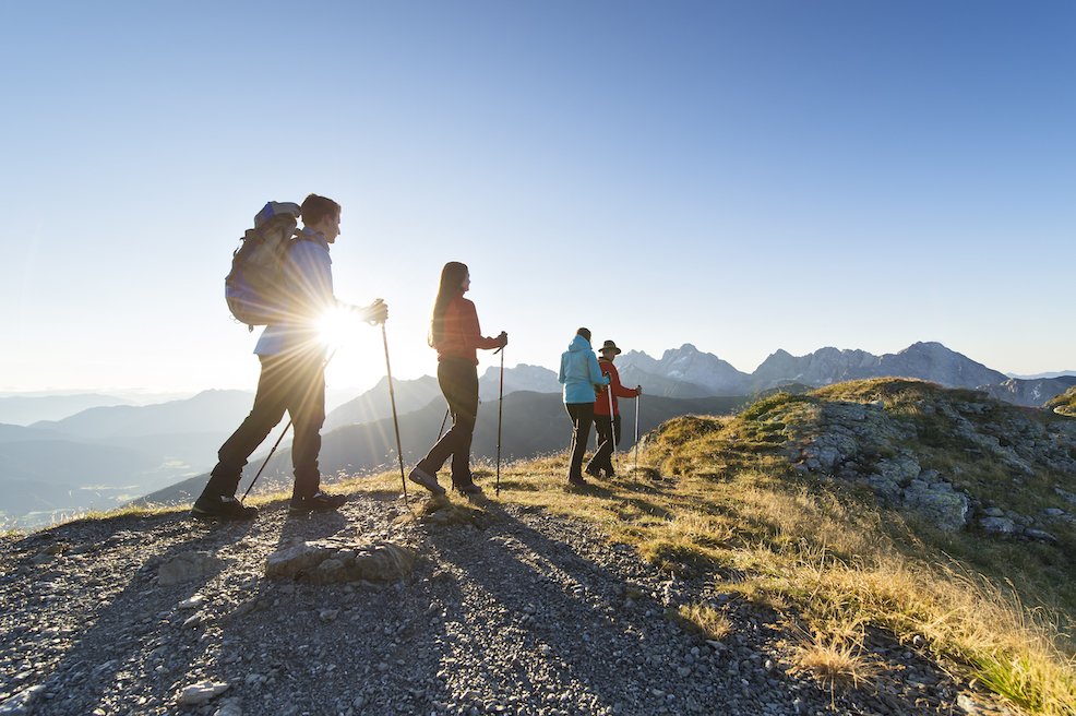 Wanderung am Bergrücken mit Sonnenaufgang