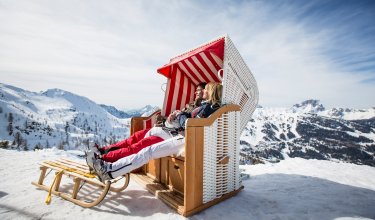 Entspannung im Strandkorb mit Bergblick