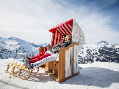 Entspannung im Strandkorb mit Bergblick