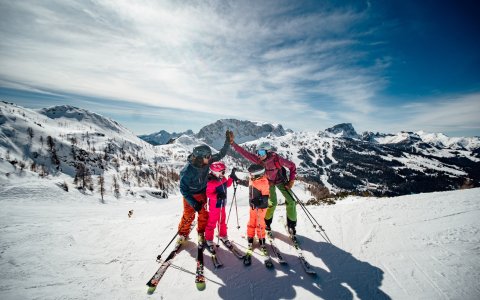 High-Five auf Skiern mit Bergpanorama
