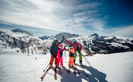 High-Five auf Skiern mit Bergpanorama