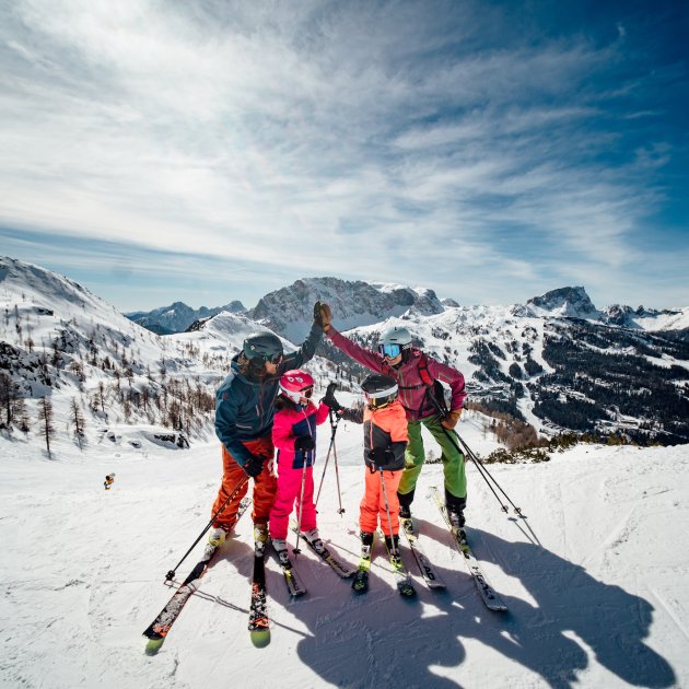 High-Five auf Skiern mit Bergpanorama