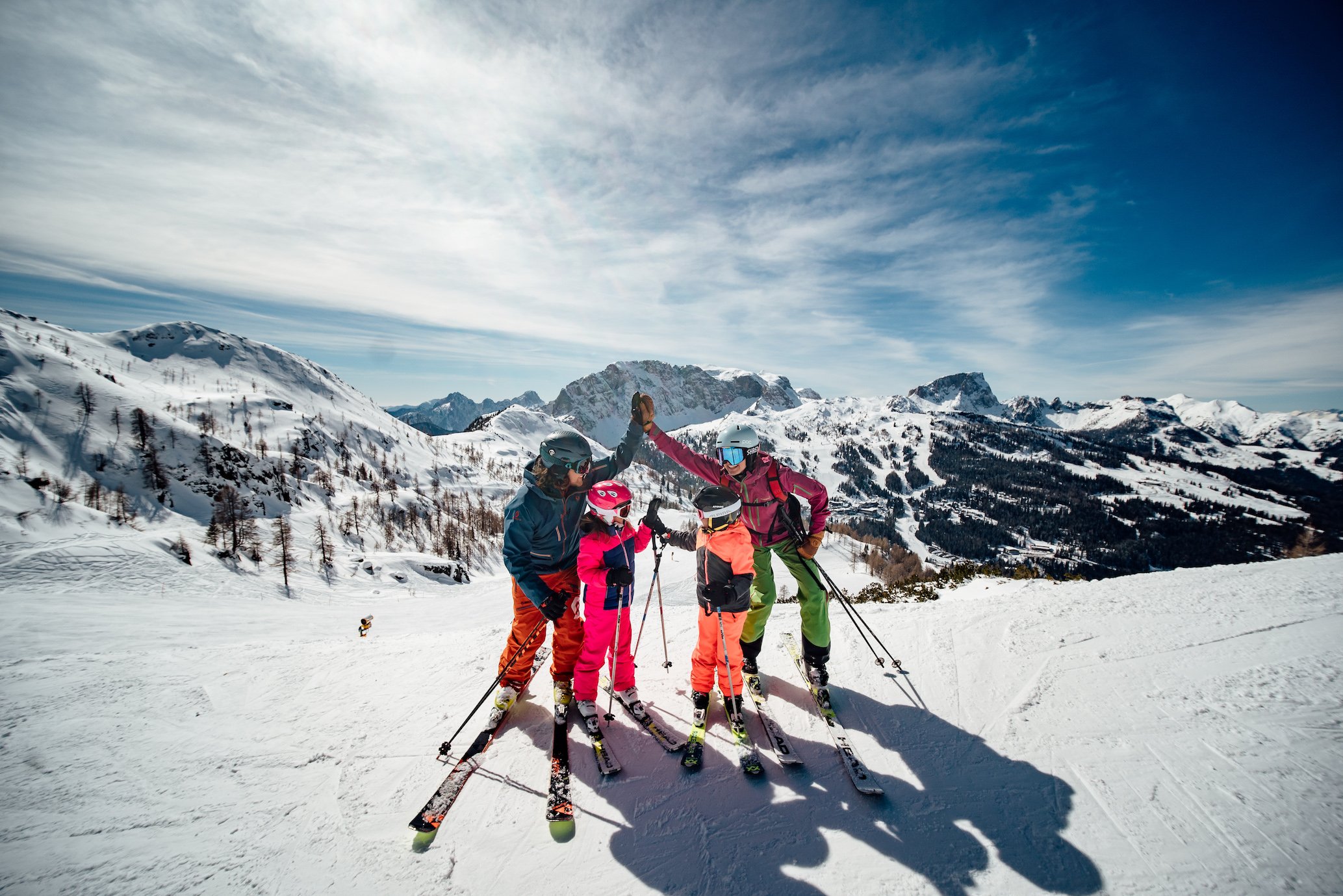 High-Five auf Skiern mit Bergpanorama