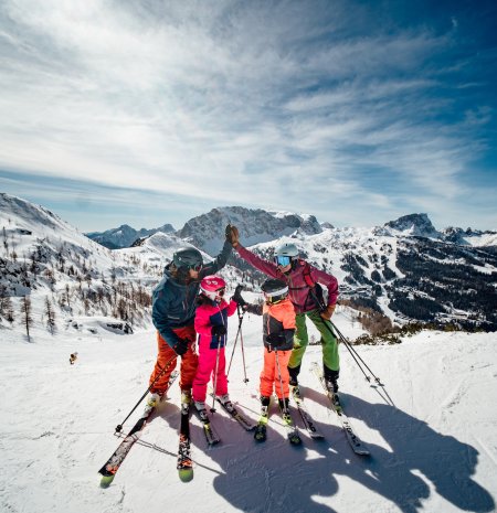 High-Five auf Skiern mit Bergpanorama