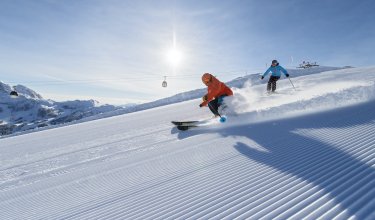 Skifahrer auf frisch präparierter Piste