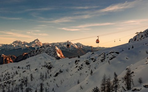 Gondelbahn bei Sonnenuntergang in den Alpen