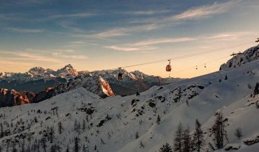 Gondelbahn bei Sonnenuntergang in den Alpen