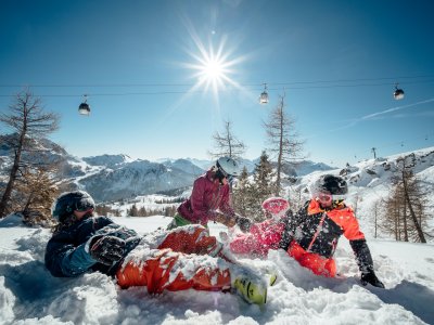 Schneeschlacht unter der Bergsonne