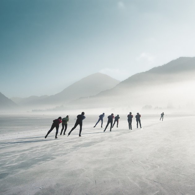 Eisläufer auf zugefrorenem See im Nebel