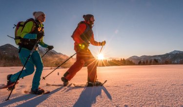 Schneeschuhwanderung im Sonnenuntergang