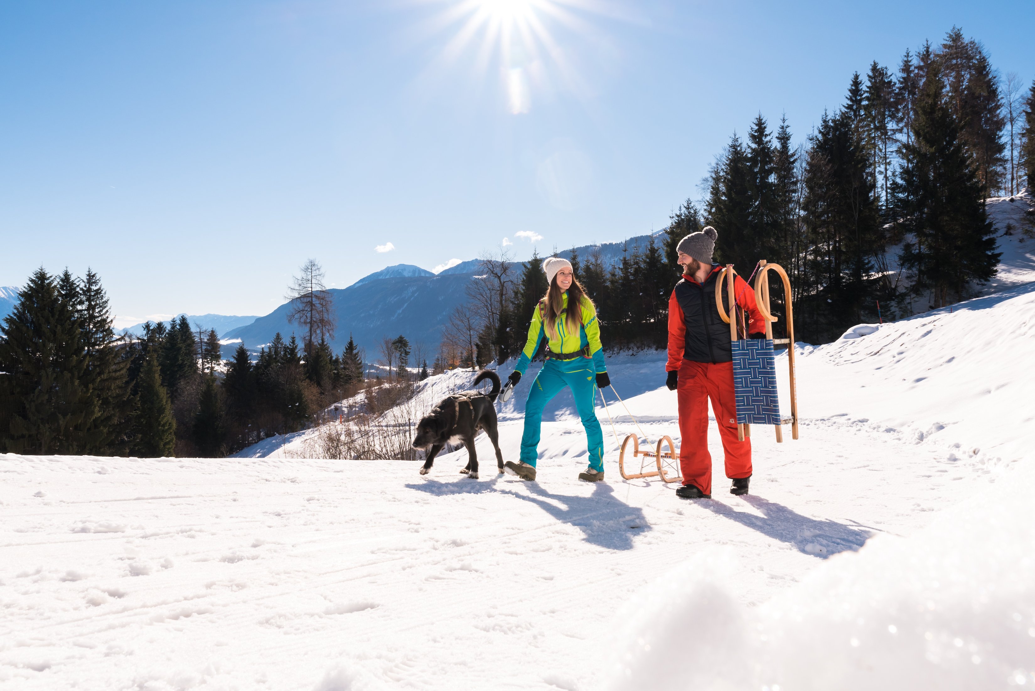 Winterwanderung mit Rodel und Hund bei Sonne