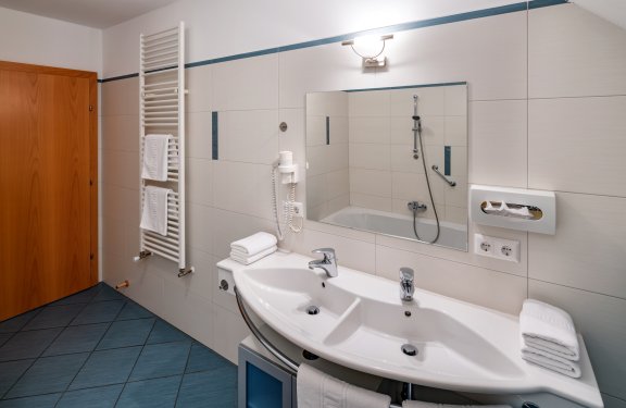 Modernes Badezimmer mit Doppelwaschbecken und Badewanne