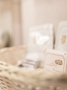 Korb mit Kosmetikartikeln im Badezimmer
