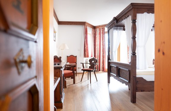 Charmantes Zimmer mit Himmelbett und Holzmöbeln