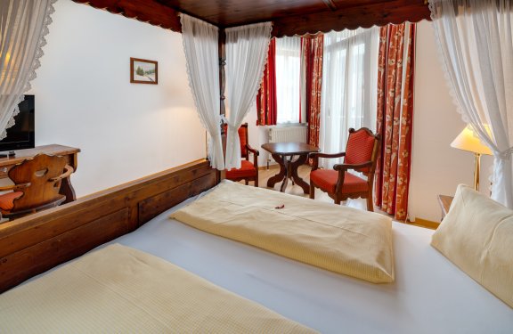 Kuscheliges Himmelbett mit Blick zum Fenster