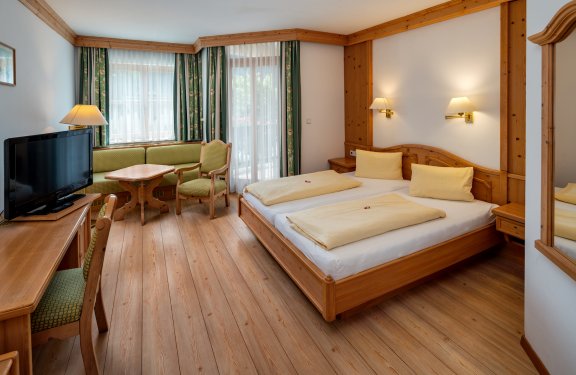 Helles Doppelzimmer mit Sitzecke und Balkon