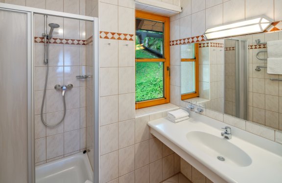 Helles Bad mit Dusche, Fenster und langem Waschtisch